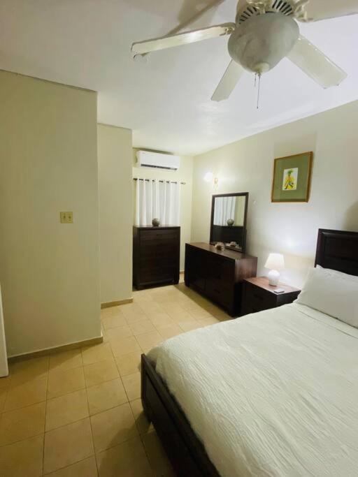 Club Caribbean Apartments Ранэвей-Бей Экстерьер фото